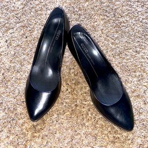 Ecco Black Pointed Toe Classic Pump